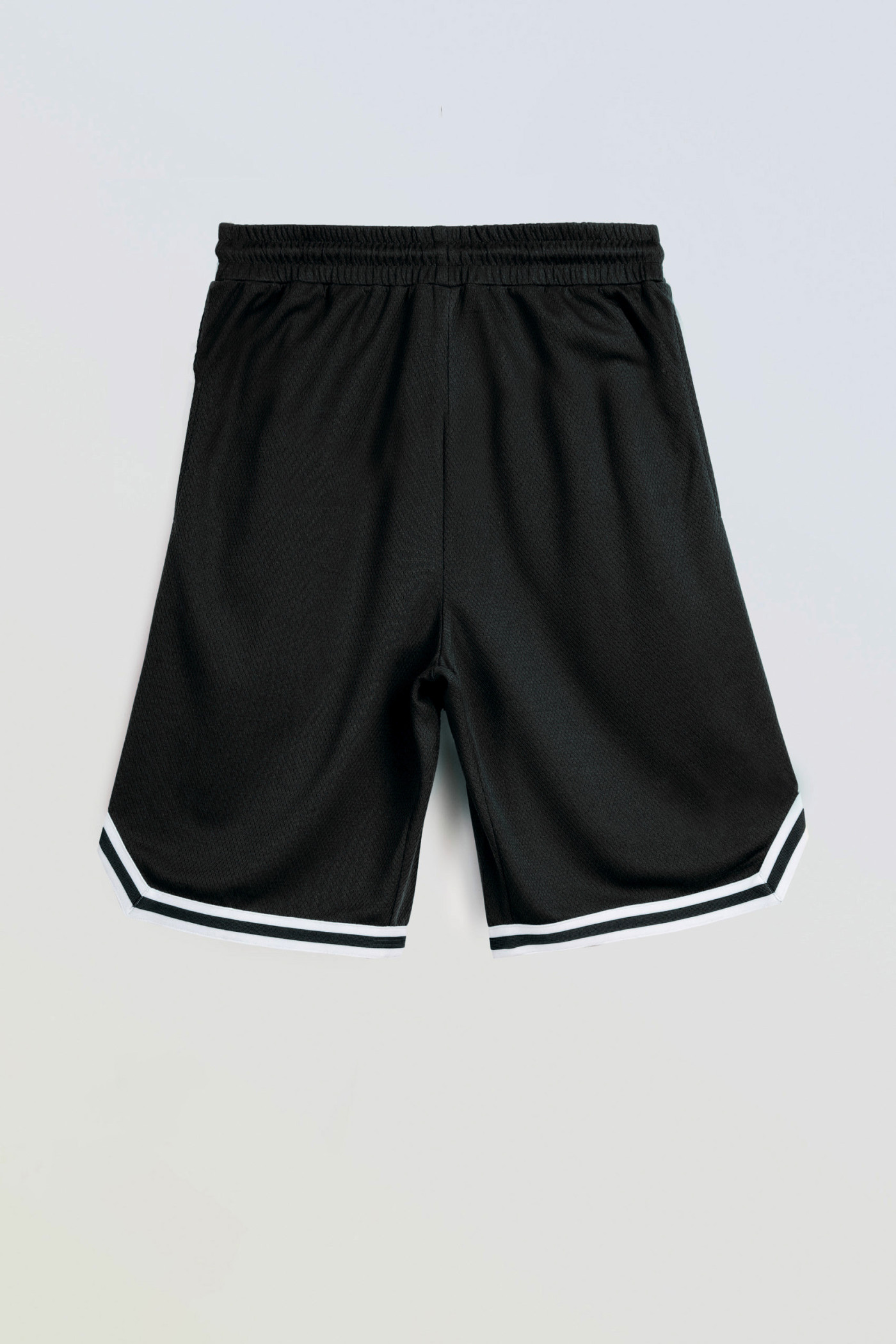 Czarne krótkie spodenki z kontrastową lamówką