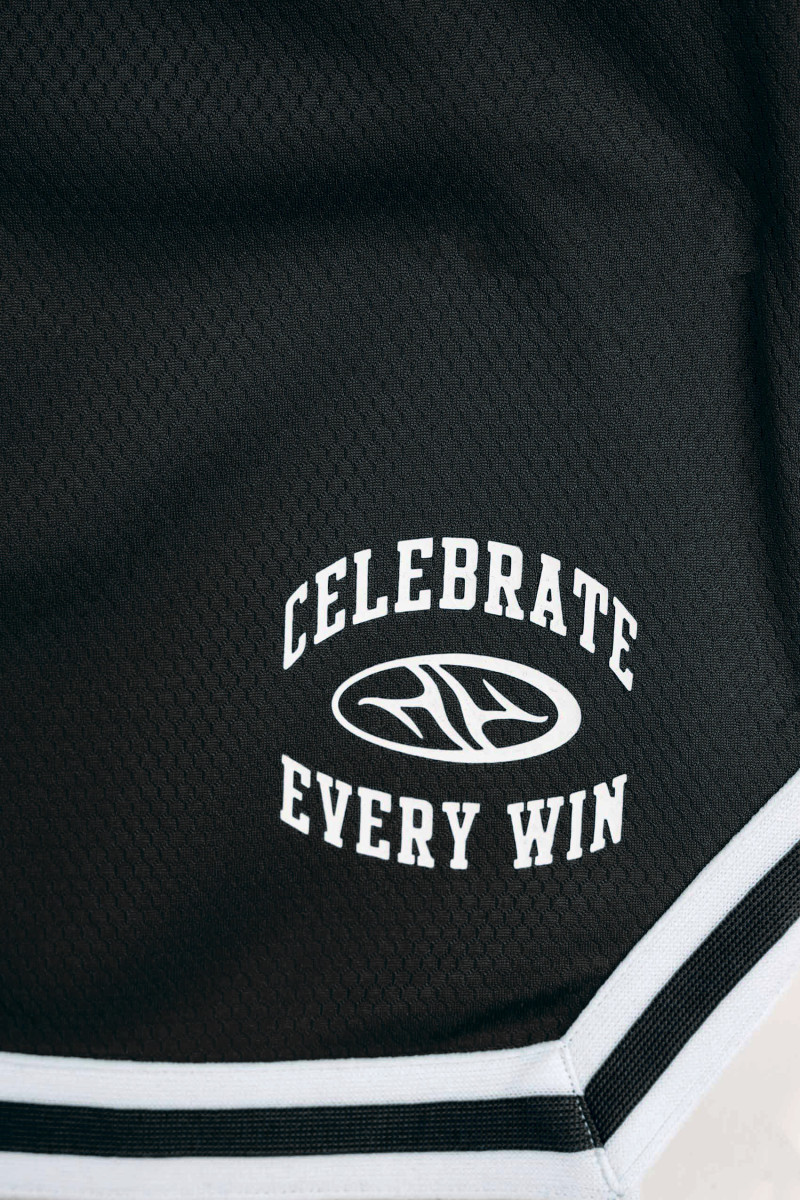 Czarne krótkie spodenki z kontrastową lamówką