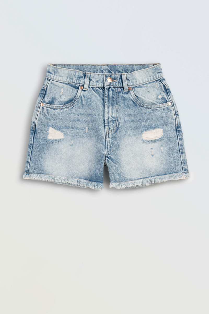 Jasnoniebieskie krótkie spodenki jeansowe REGULAR z efektem strzępionych nogawek, niebieski