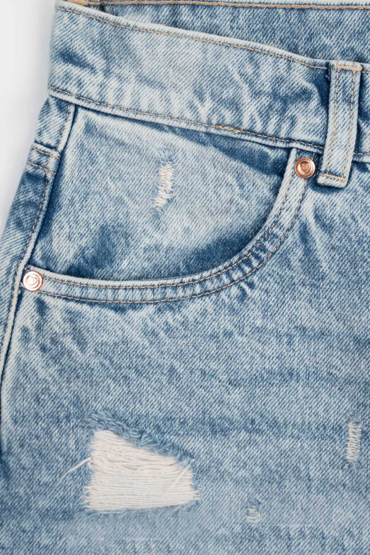 Jasnoniebieskie krótkie spodenki jeansowe z efektem strzępionych nogawek