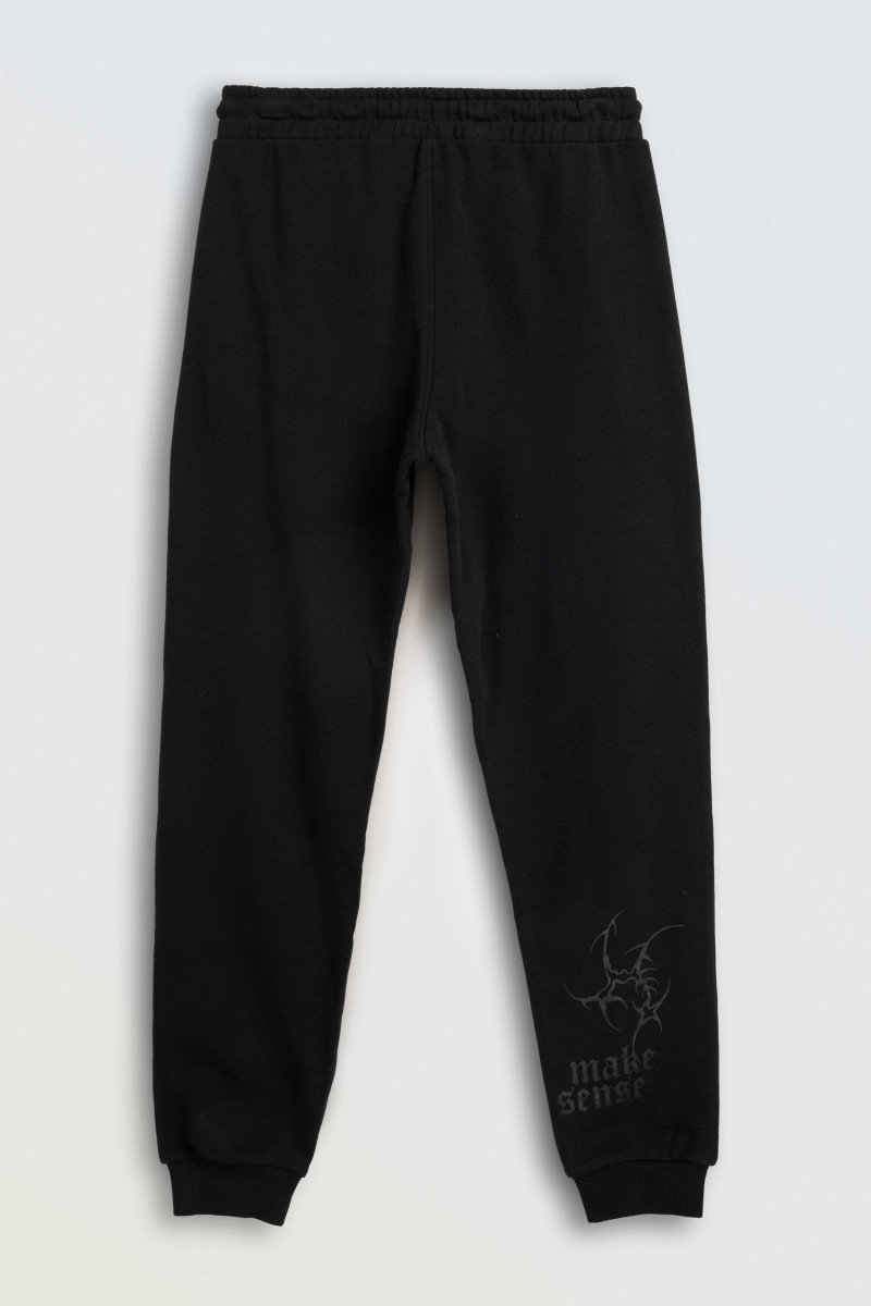 Czarne spodnie dresowe REGULAR z autorską grafiką na nogawce