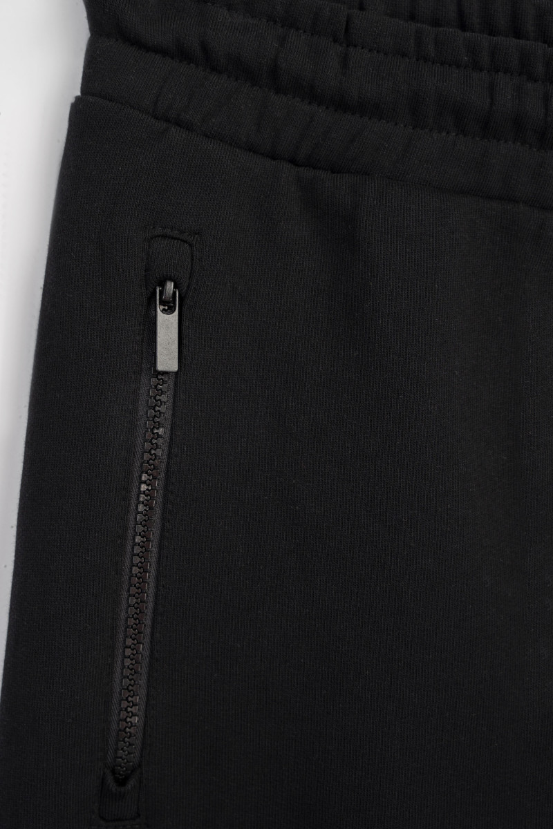 Czarne spodnie dresowe REGULAR z autorską grafiką na nogawce