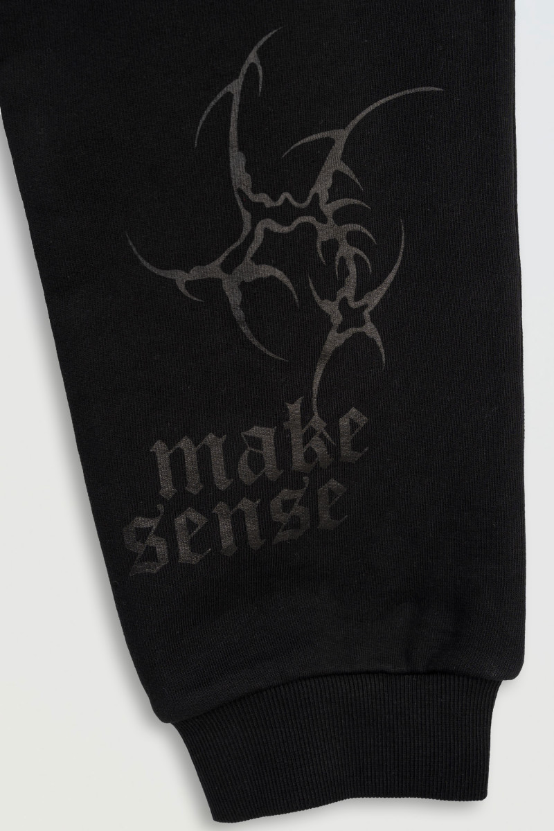 Czarne spodnie dresowe REGULAR z autorską grafiką na nogawce