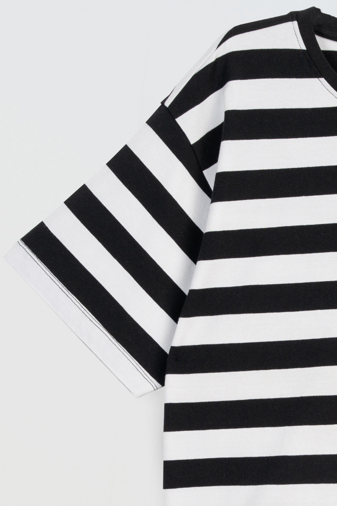 Luźny t-shirt w biało czarne pasy