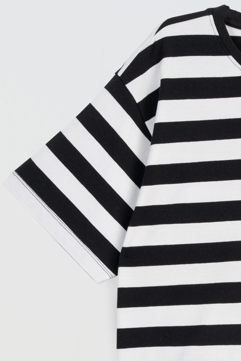 Luźny t-shirt w biało czarne pasy