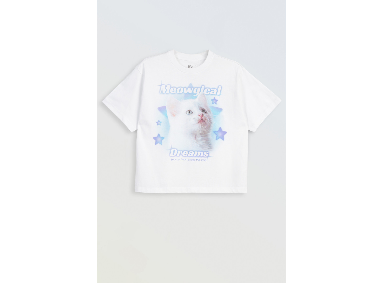 Biały t-shirt z autorską grafiką z przodu