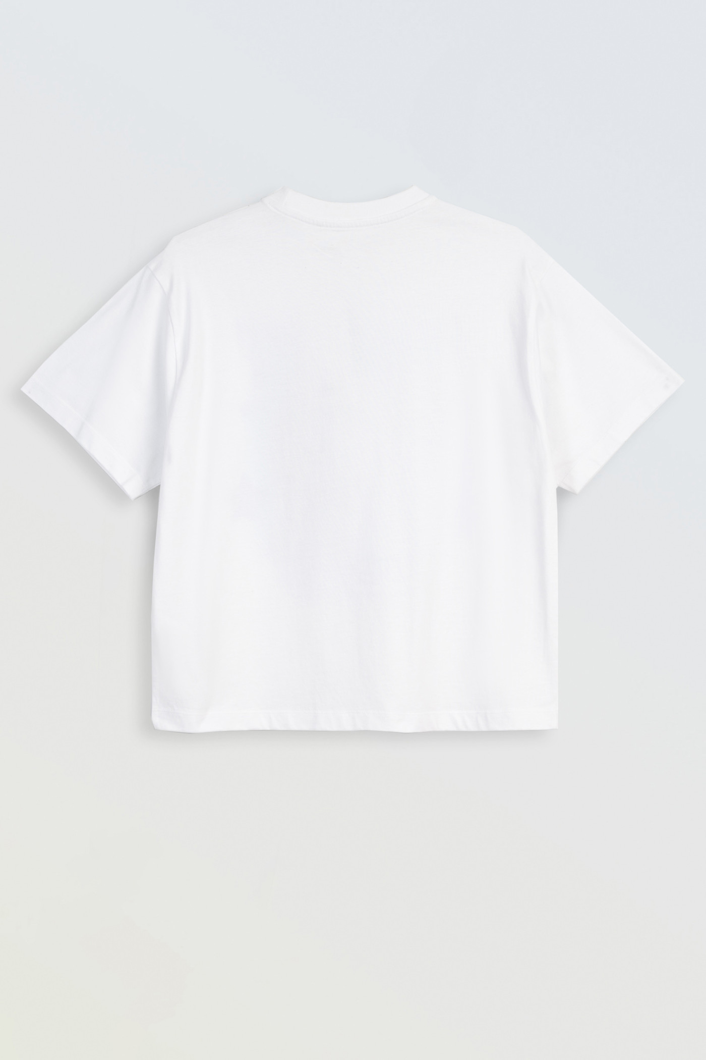 Biały t-shirt z autorską grafiką z przodu