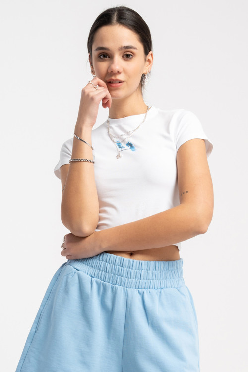 Biały CROP TOP z minimalistycznym nadrukiem