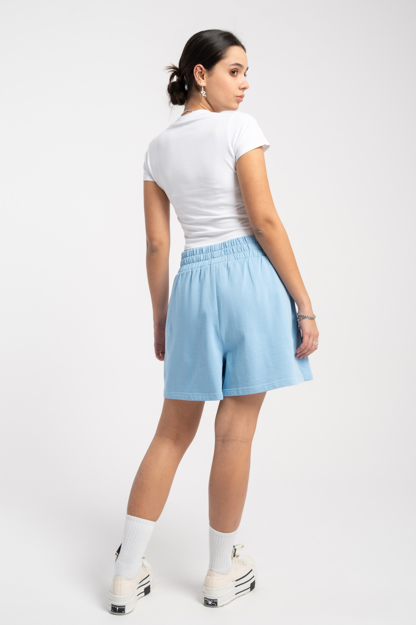 Biały CROP TOP z minimalistycznym nadrukiem