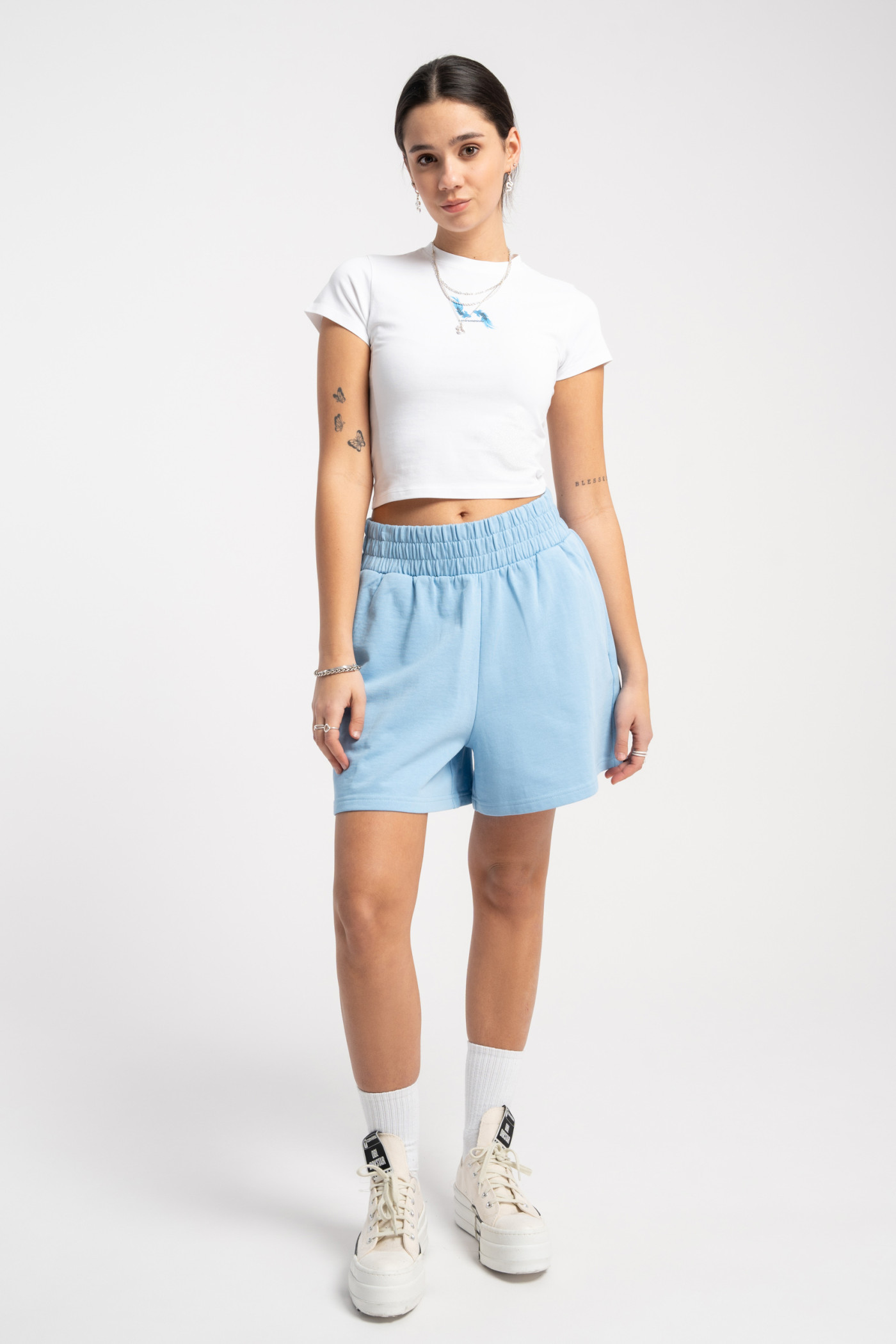 Biały CROP TOP z minimalistycznym nadrukiem
