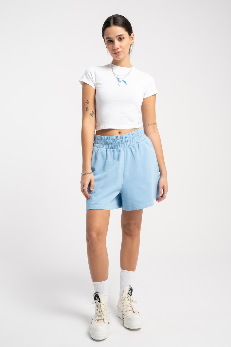 Biały CROP TOP z minimalistycznym nadrukiem