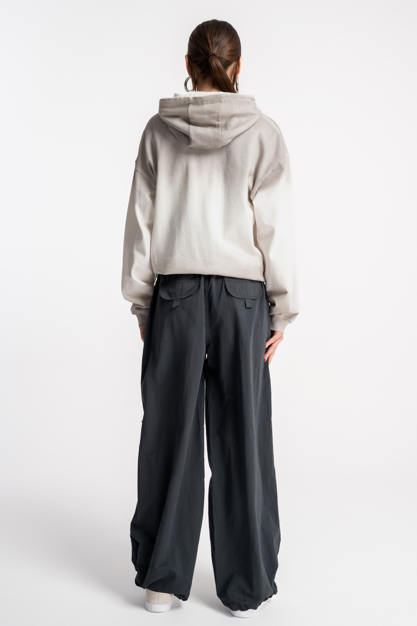 Kremowa bluza z kapturem z autorską grafiką z przodu Kremowa bluza z kapturem z autorską grafiką z przodu