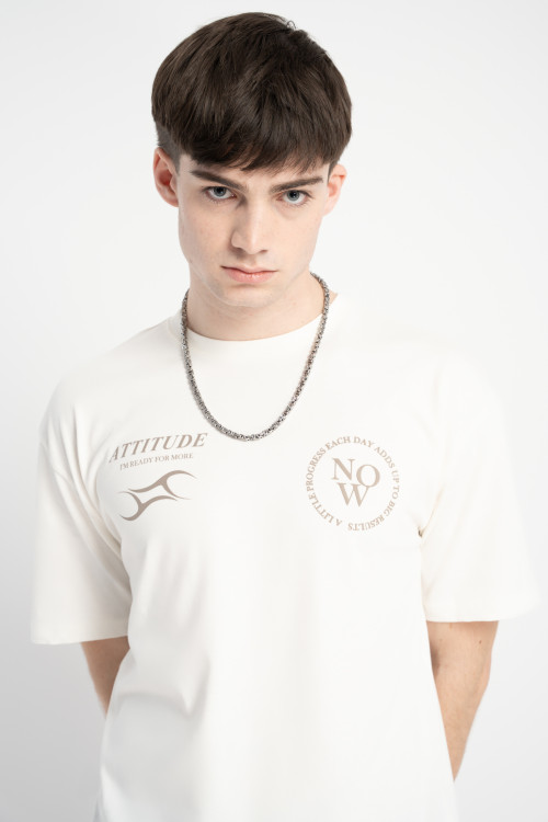 Kremowym t-shirt w stylu collage z grafiką na wysokości piersi