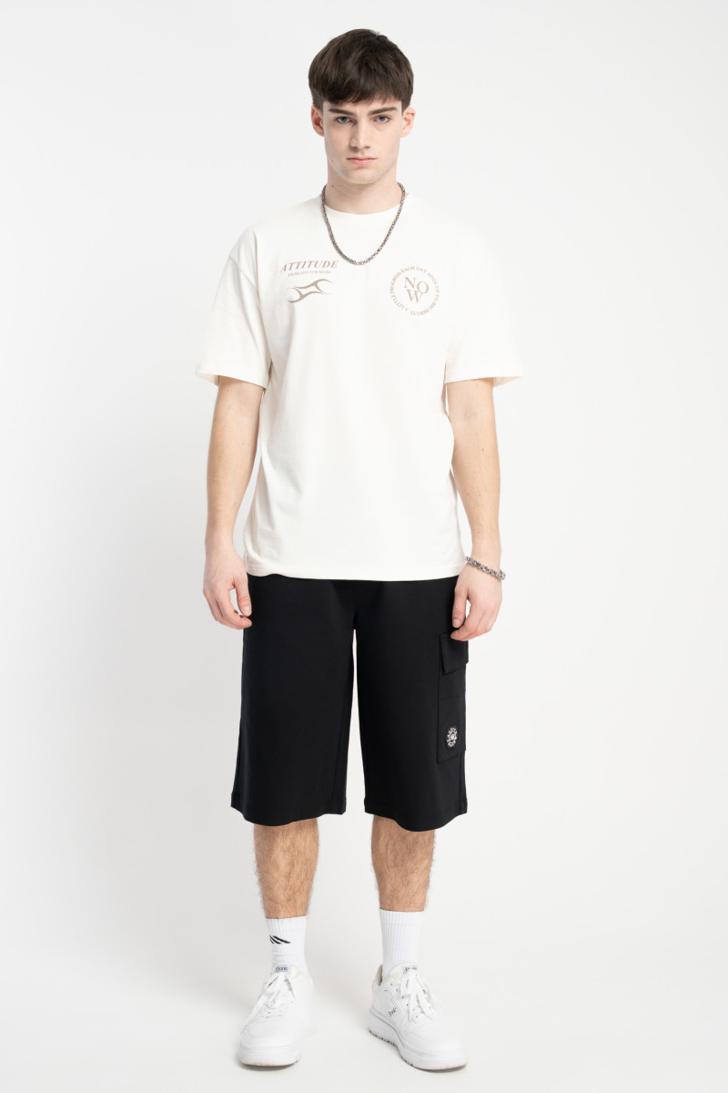 Kremowym t-shirt w stylu collage z grafiką na wysokości piersi