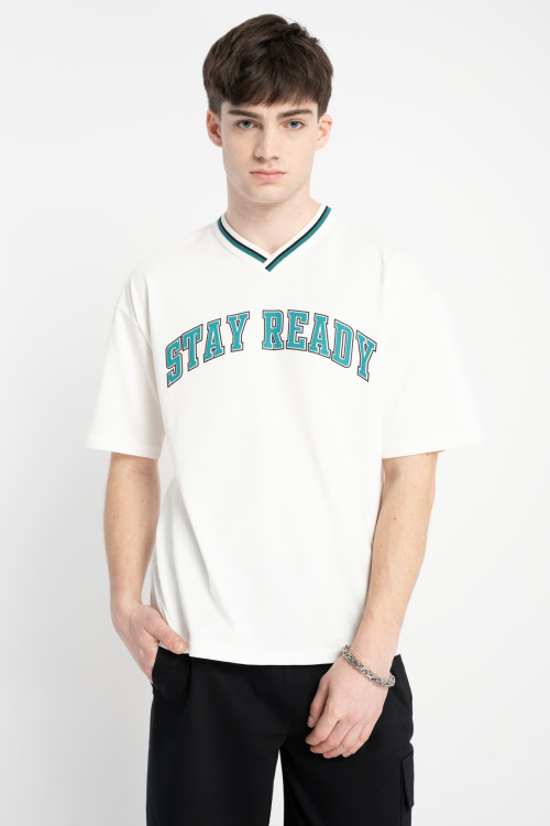 Kremowy t-shirt w stylu collage z grafiką na wysokości piersi
