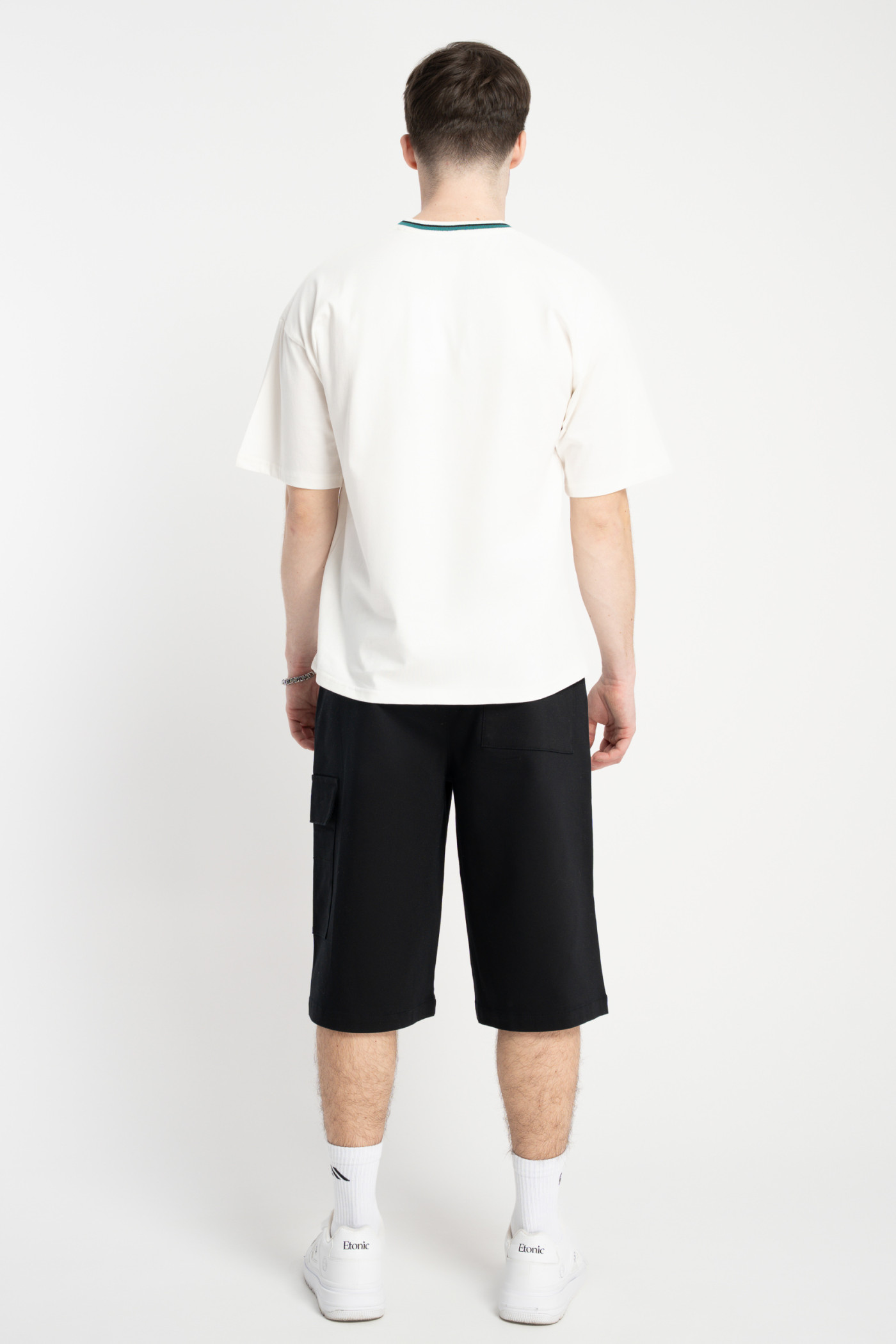 Kremowy t-shirt w stylu collage z grafiką na wysokości piersi