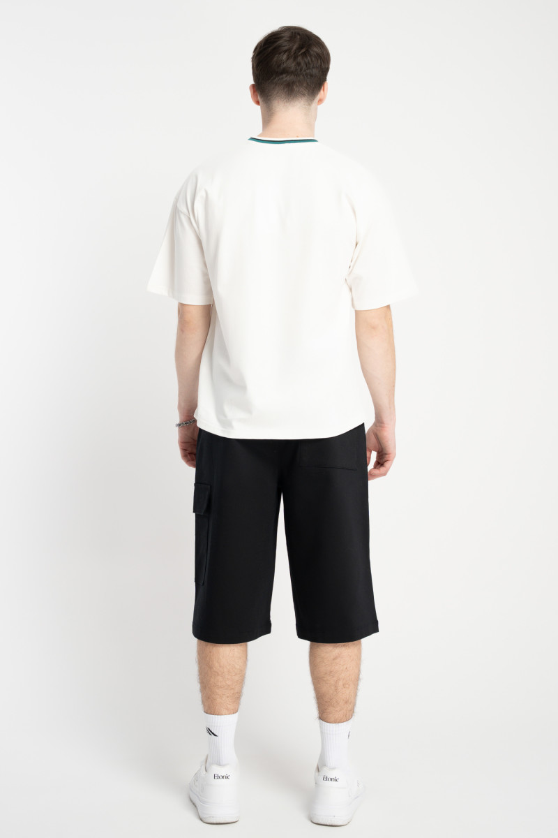 Kremowy t-shirt w stylu collage z grafiką na wysokości piersi
