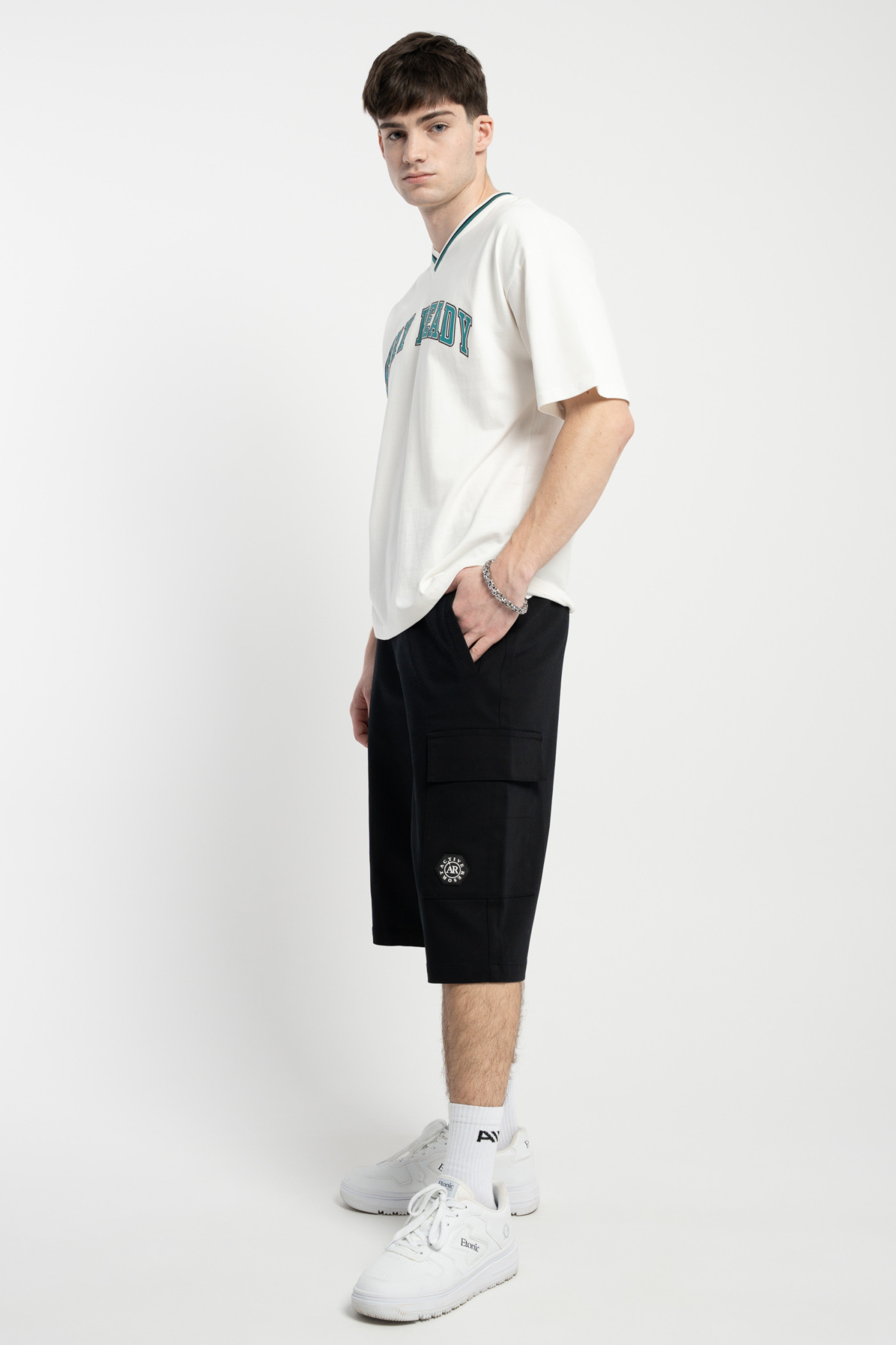 Kremowy t-shirt w stylu collage z grafiką na wysokości piersi