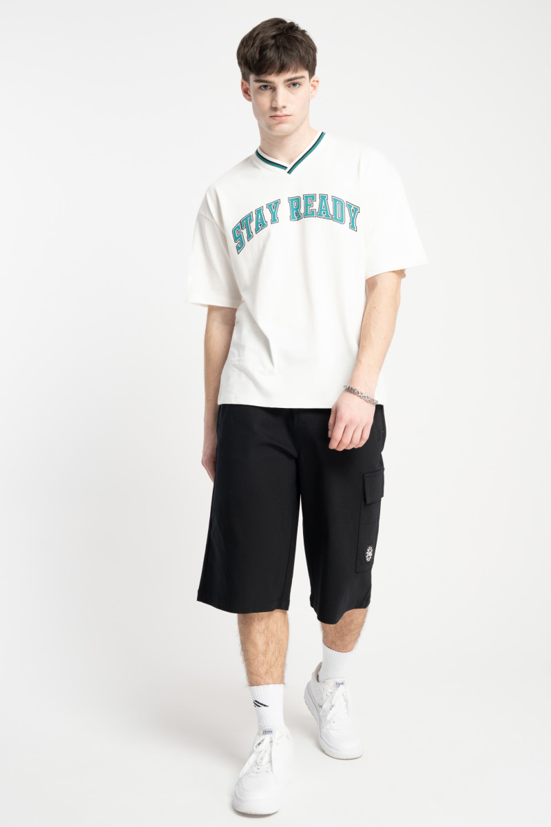 Kremowy t-shirt w stylu collage z grafiką na wysokości piersi
