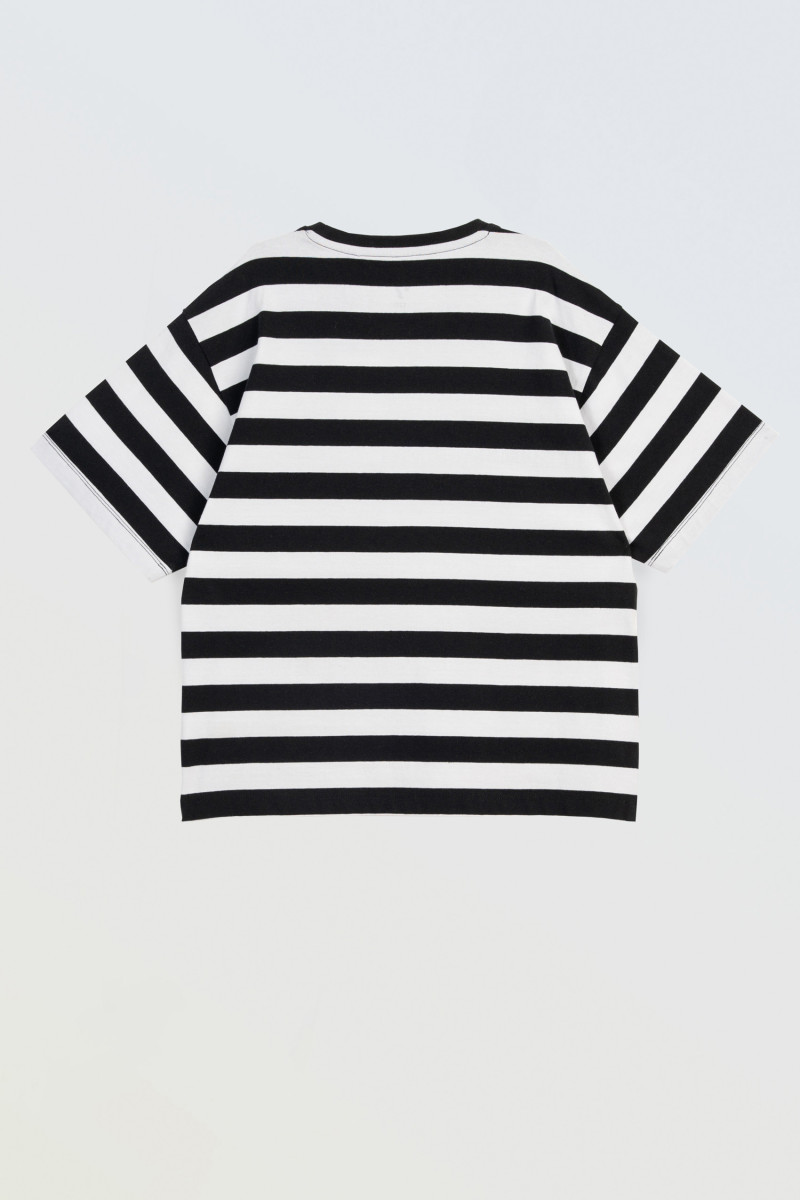 Luźny t-shirt w biało czarne pasy