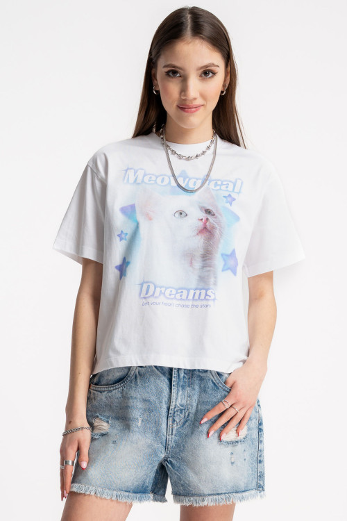 Biały t-shirt z autorską grafiką z przodu