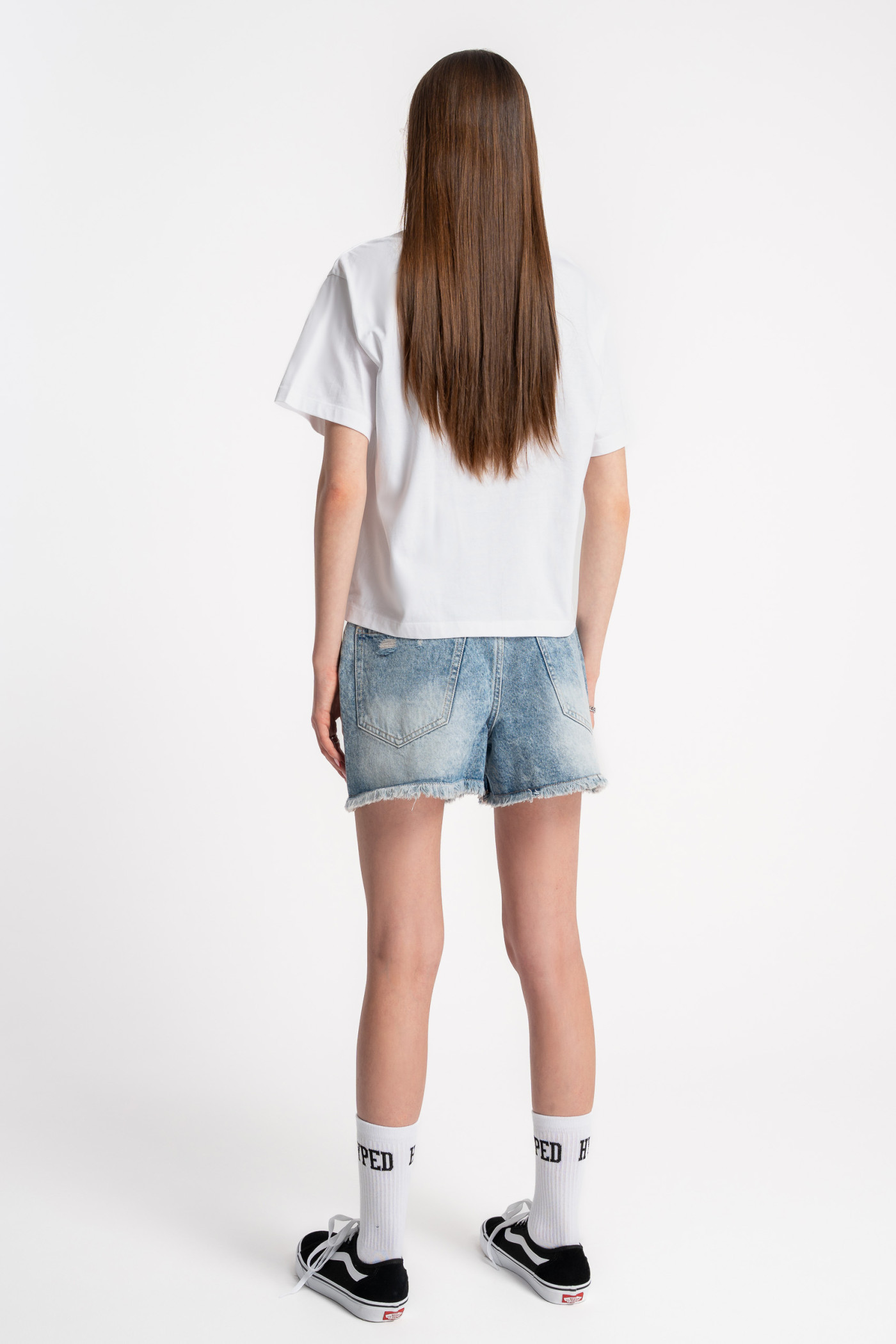 Biały t-shirt z autorską grafiką z przodu