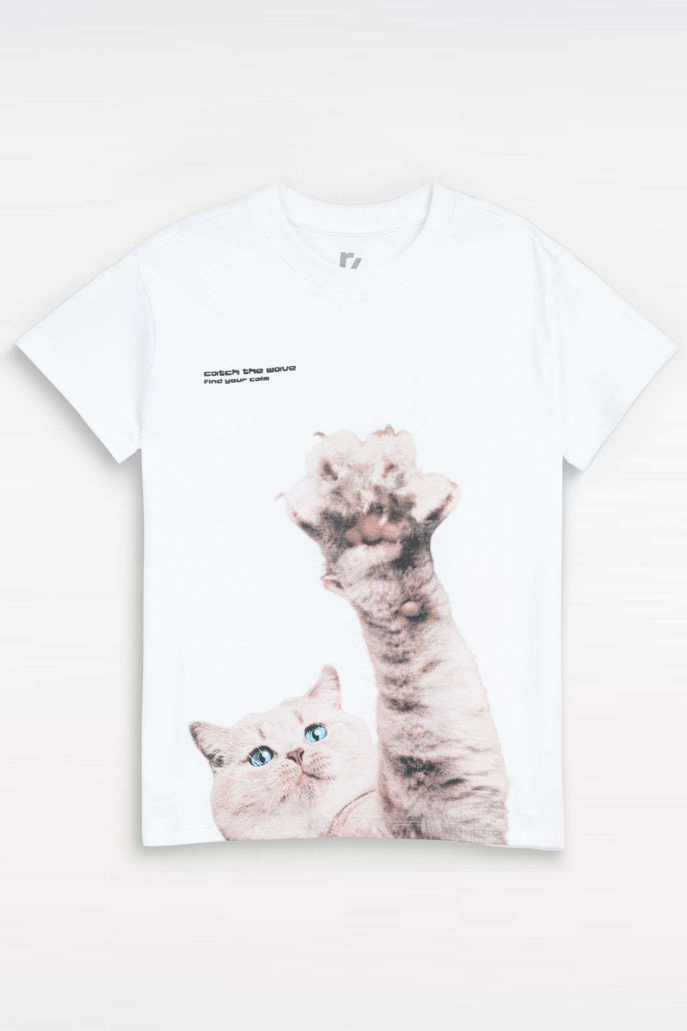 Biały t-shirt z autorską grafiką z przodu