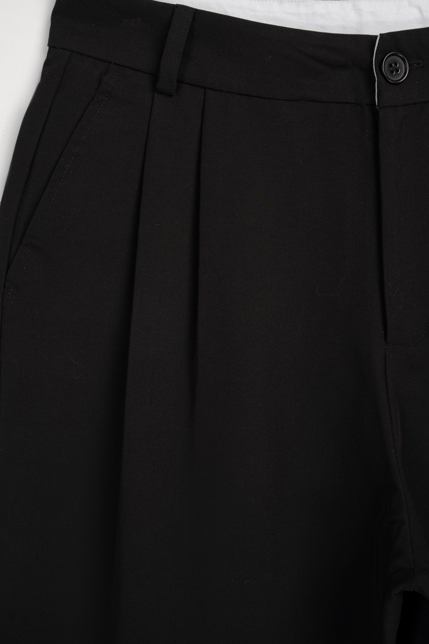 Czarne eleganckie spodnie z modnymi zakładkami