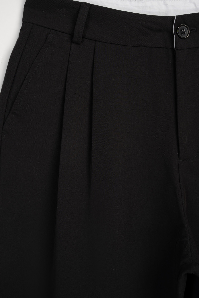 Czarne eleganckie spodnie z modnymi zakładkami