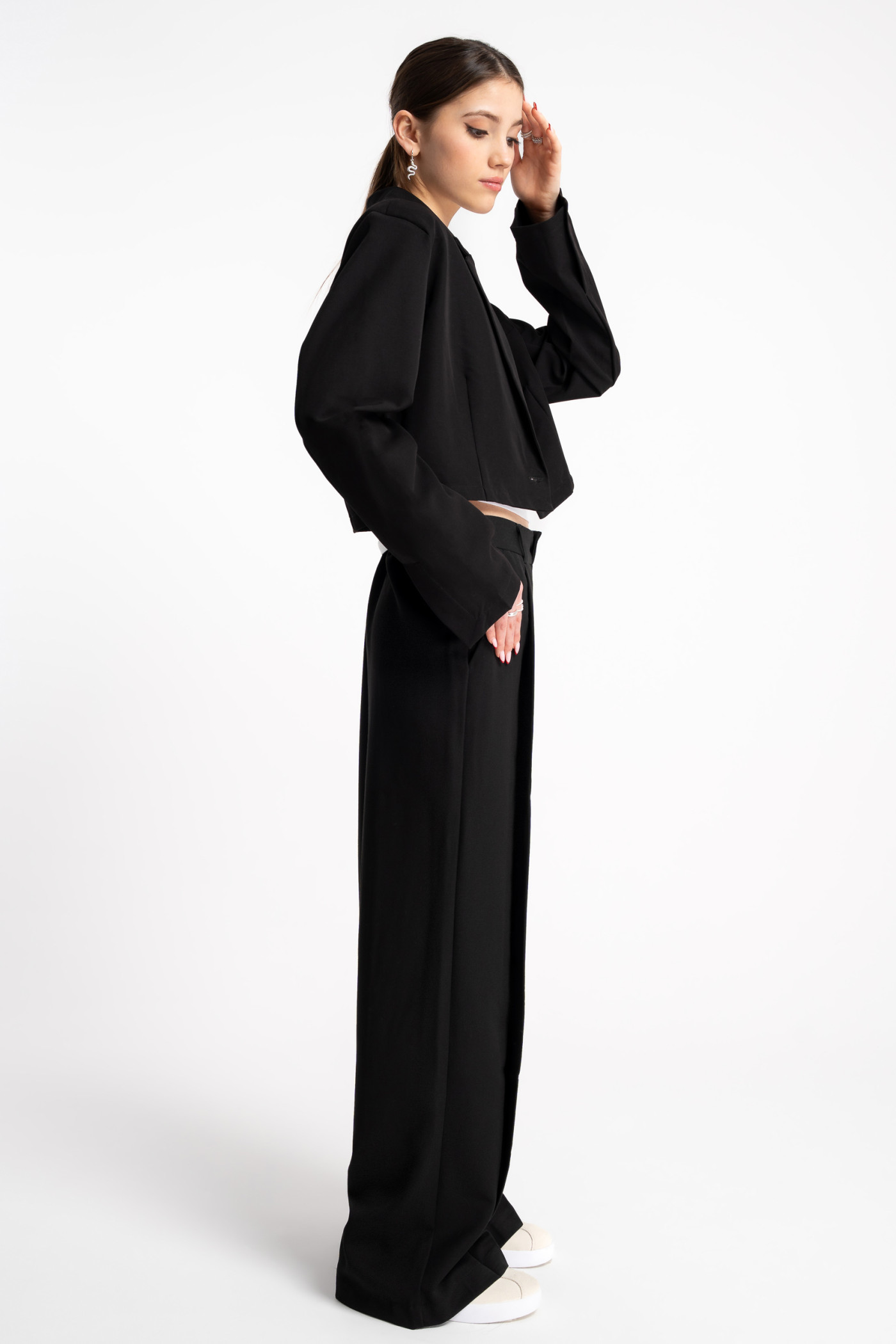 Czarny elegancki krótki żakiet