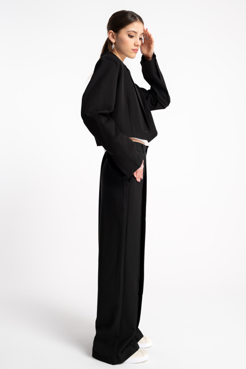 Czarny elegancki krótki żakiet