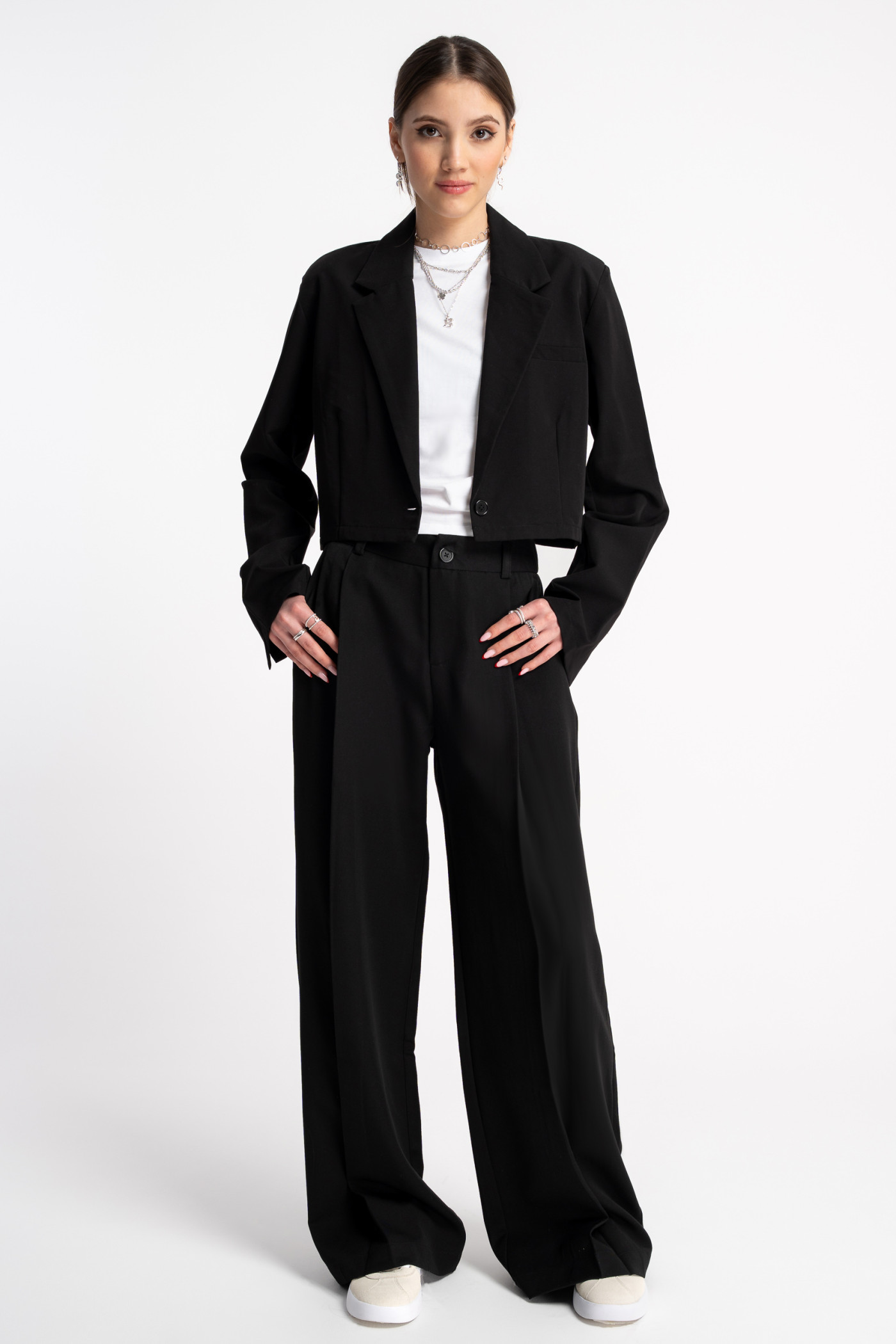 Czarny elegancki krótki żakiet