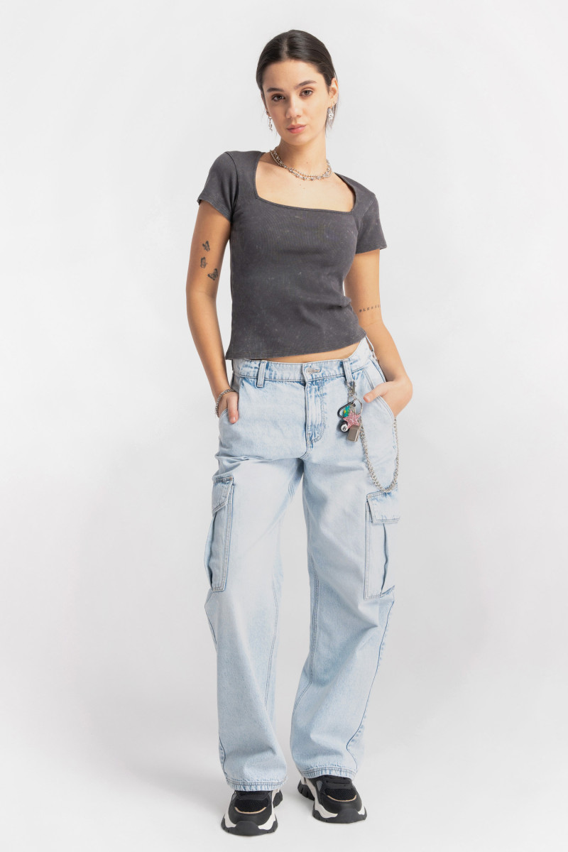 Jasnoniebieskie jeansy typu cargo z prostymi nogawkami
