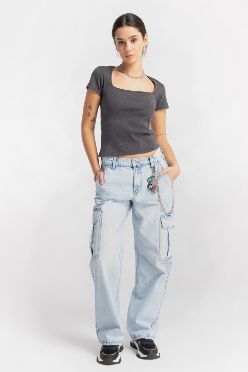 Jasnoniebieskie jeansy typu cargo z prostymi nogawkami