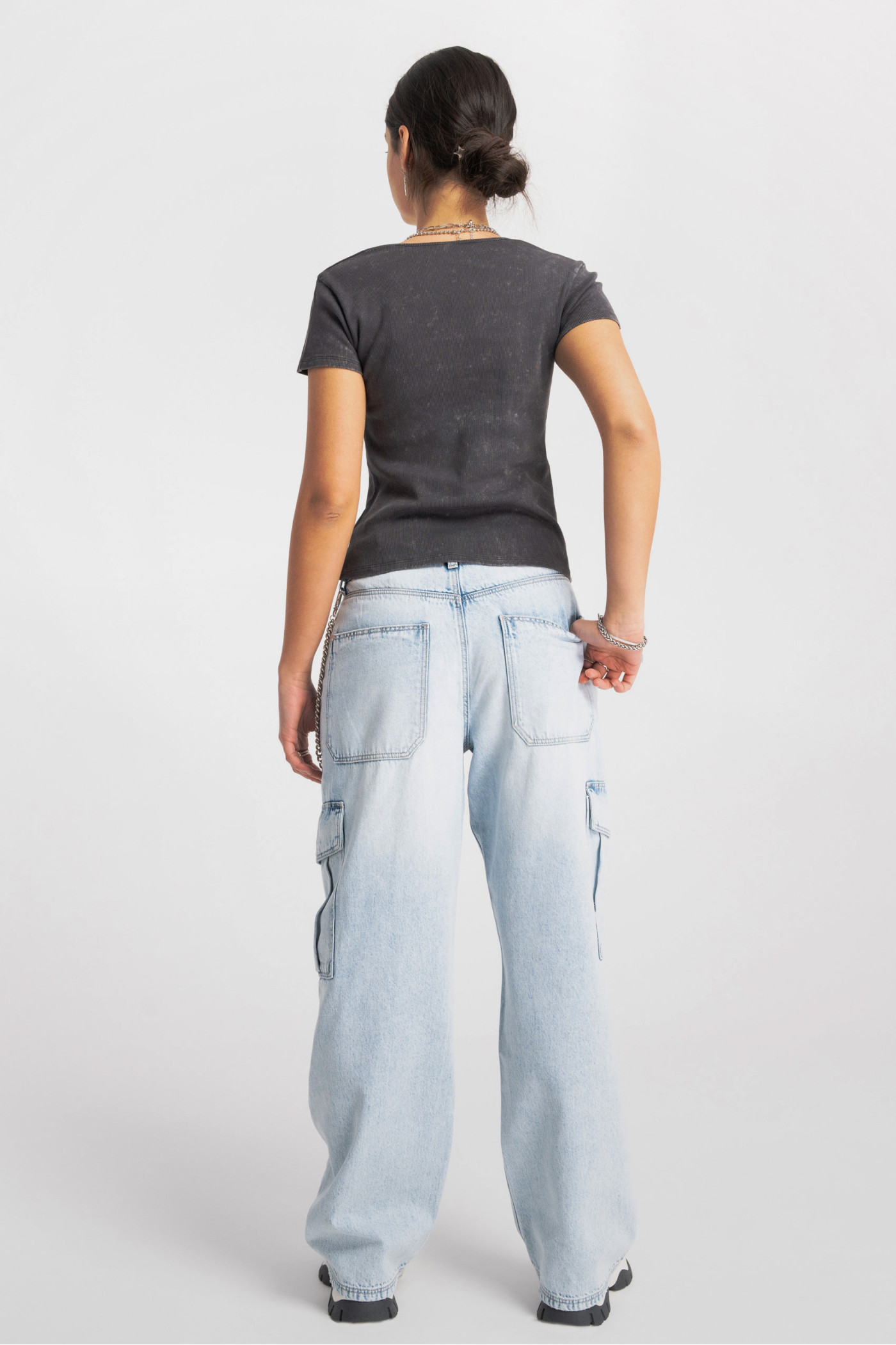Jasnoniebieskie jeansy typu cargo z prostymi nogawkami