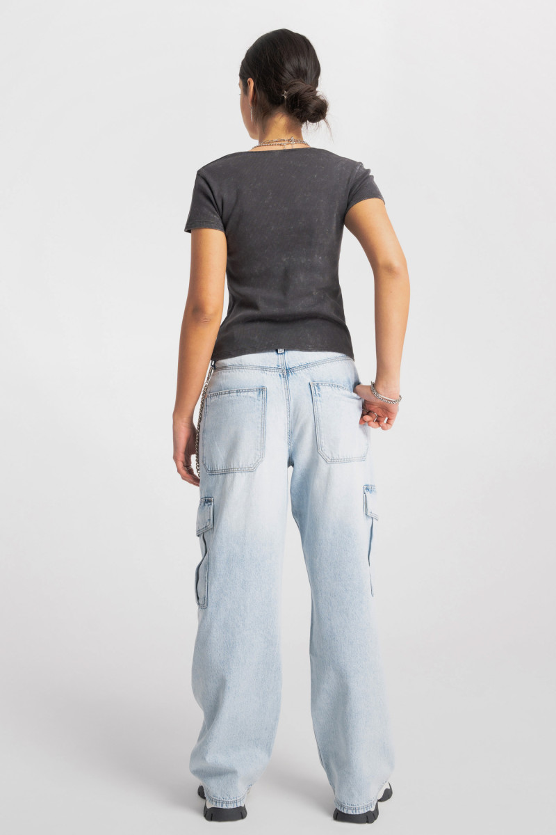 Jasnoniebieskie jeansy typu cargo z prostymi nogawkami