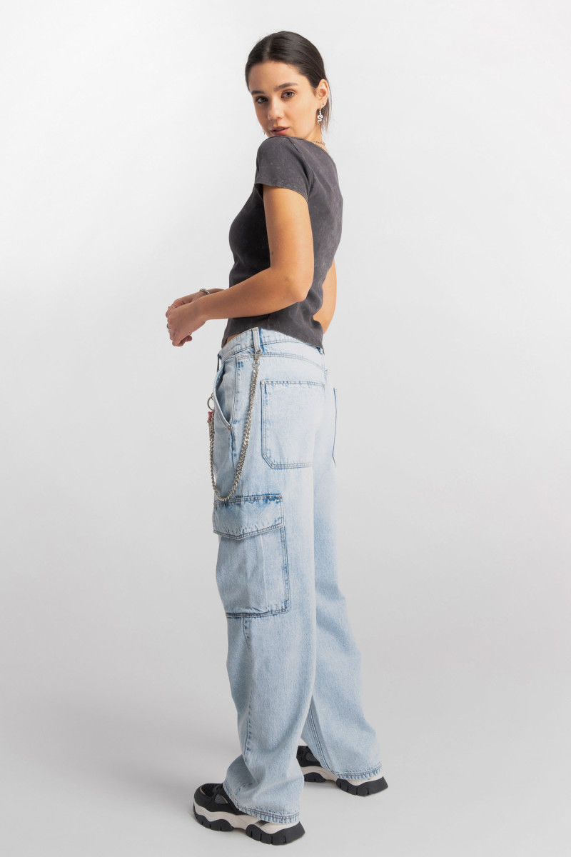 Jasnoniebieskie jeansy typu cargo z prostymi nogawkami