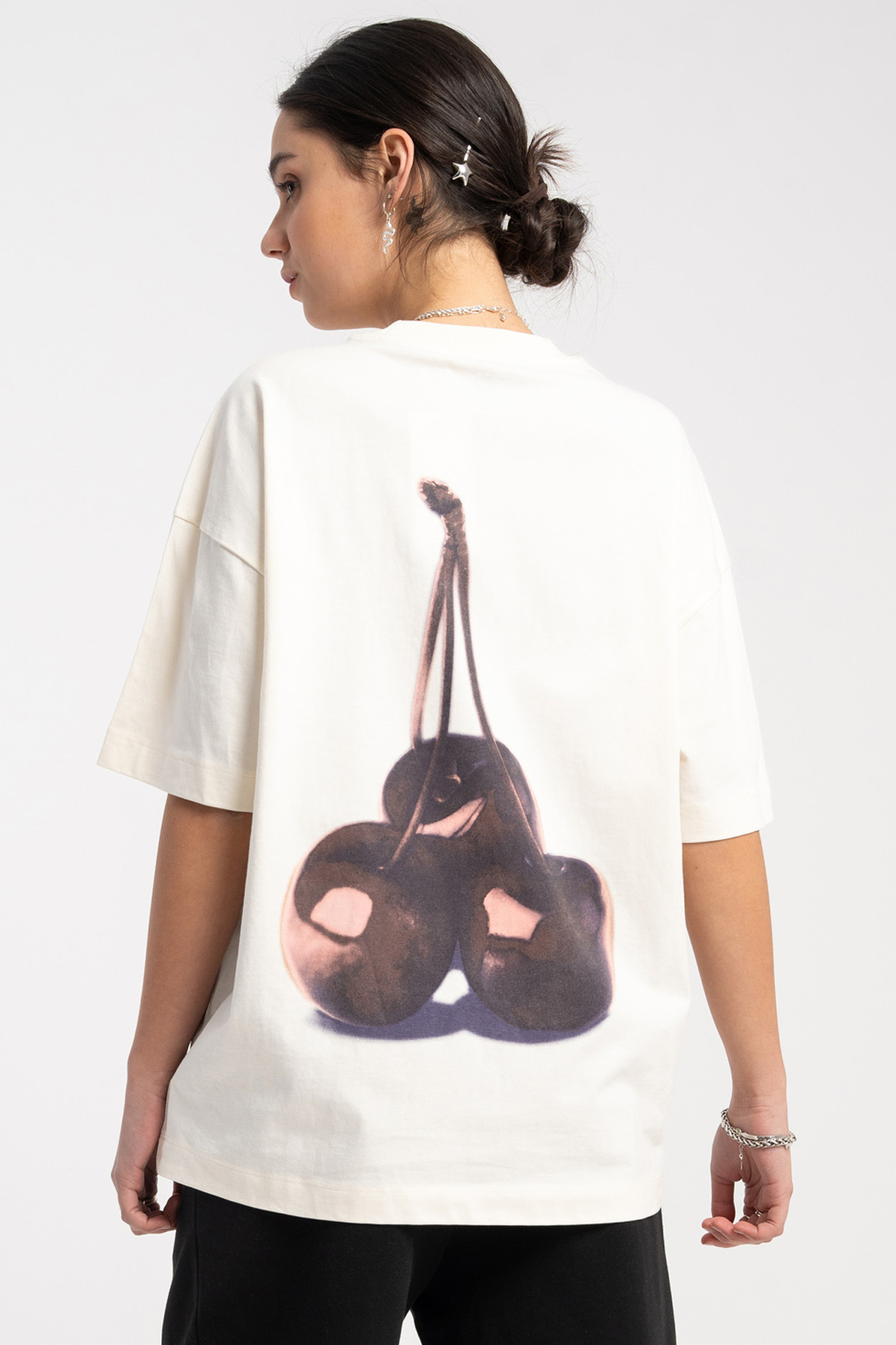 Kremowy t-shirt oversize z autorską grafiką z tyłu