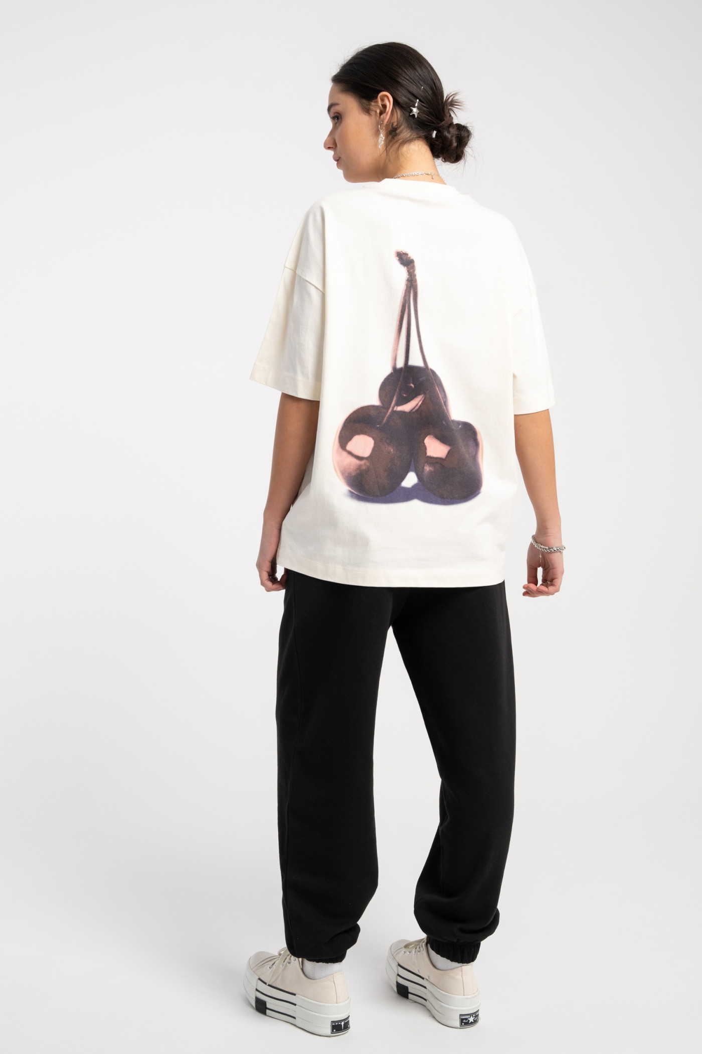 Kremowy t-shirt oversize z autorską grafiką z tyłu