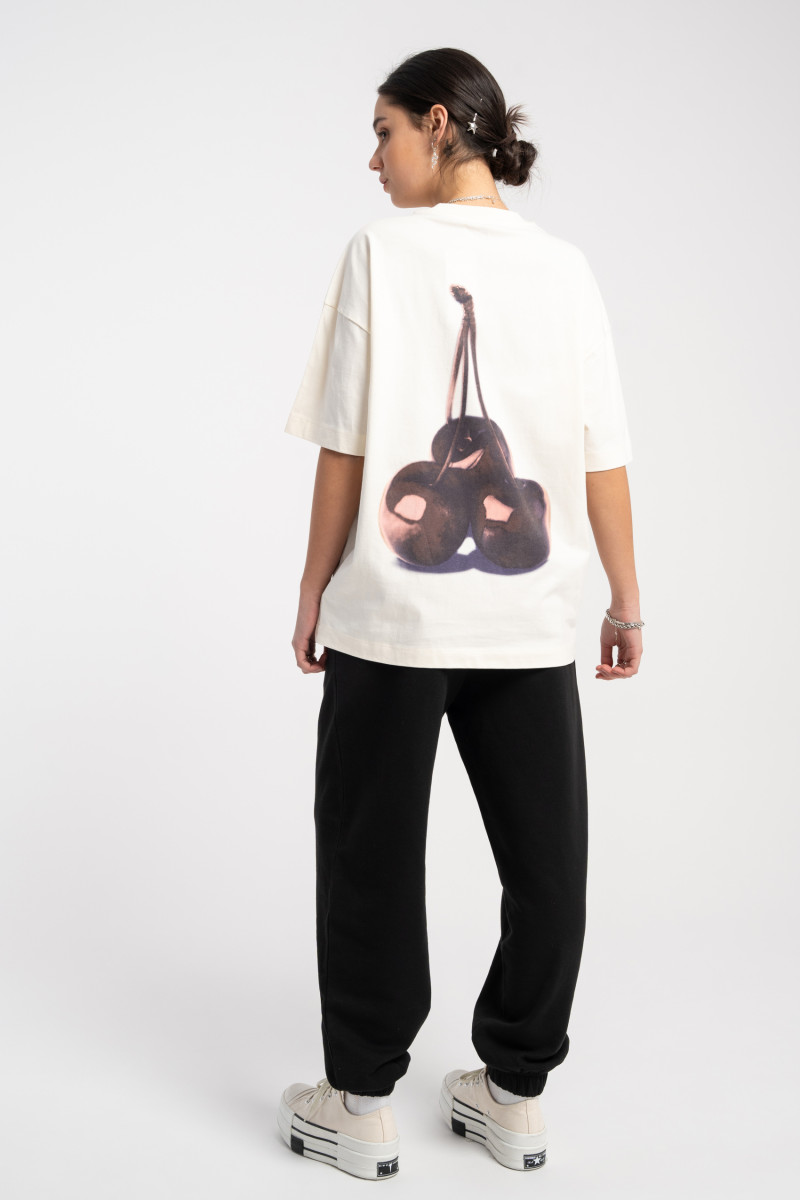 Kremowy t-shirt oversize z autorską grafiką z tyłu