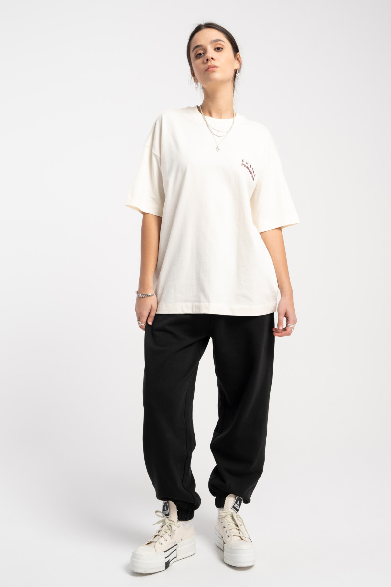 Kremowy t-shirt oversize z autorską grafiką z tyłu