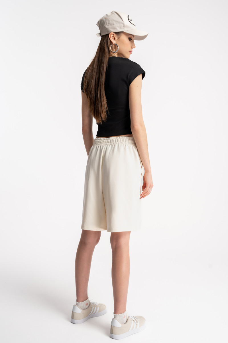 Czarny CROP TOP z minimalistycznym nadrukiem