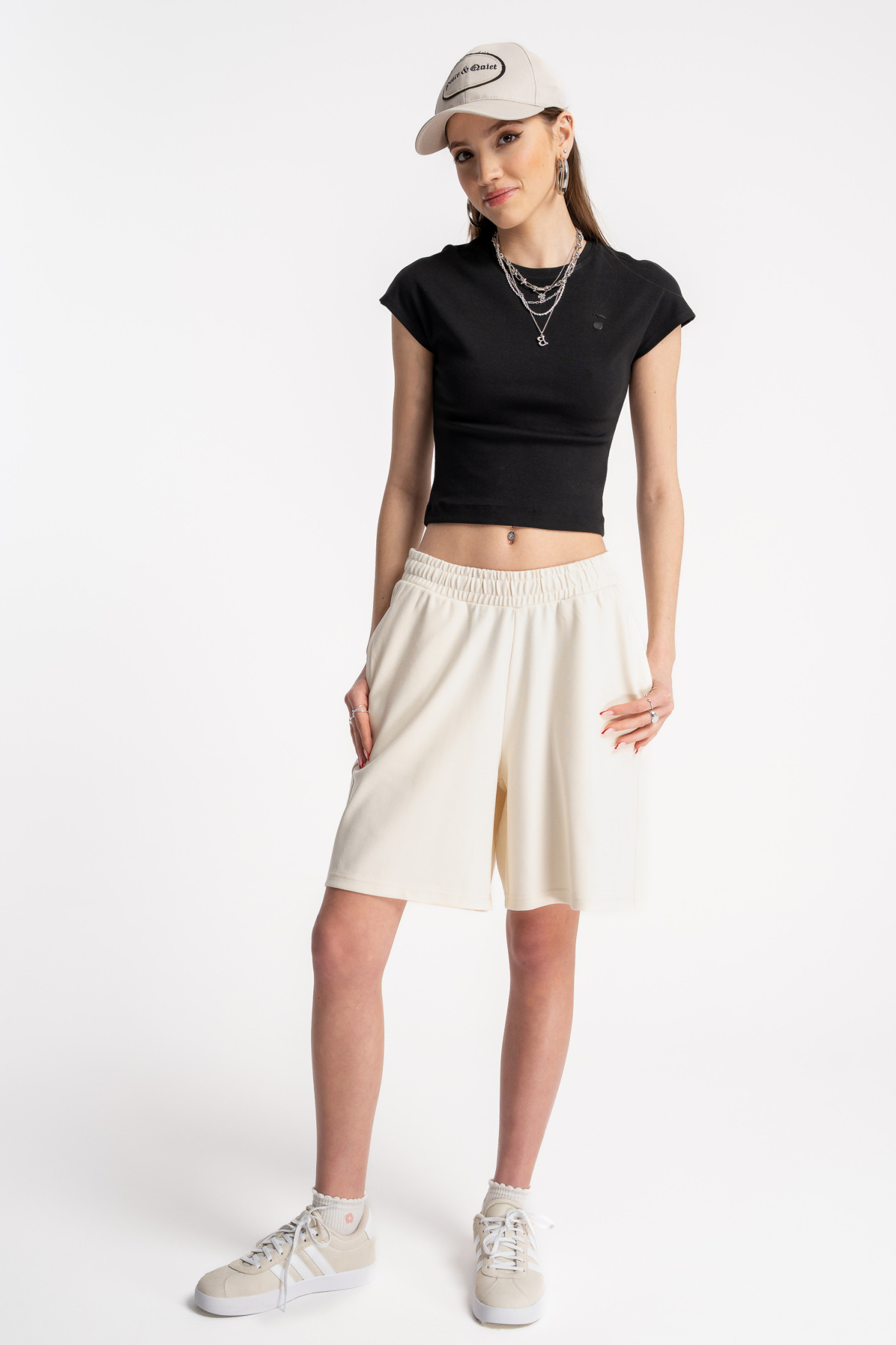 Czarny CROP TOP z minimalistycznym nadrukiem