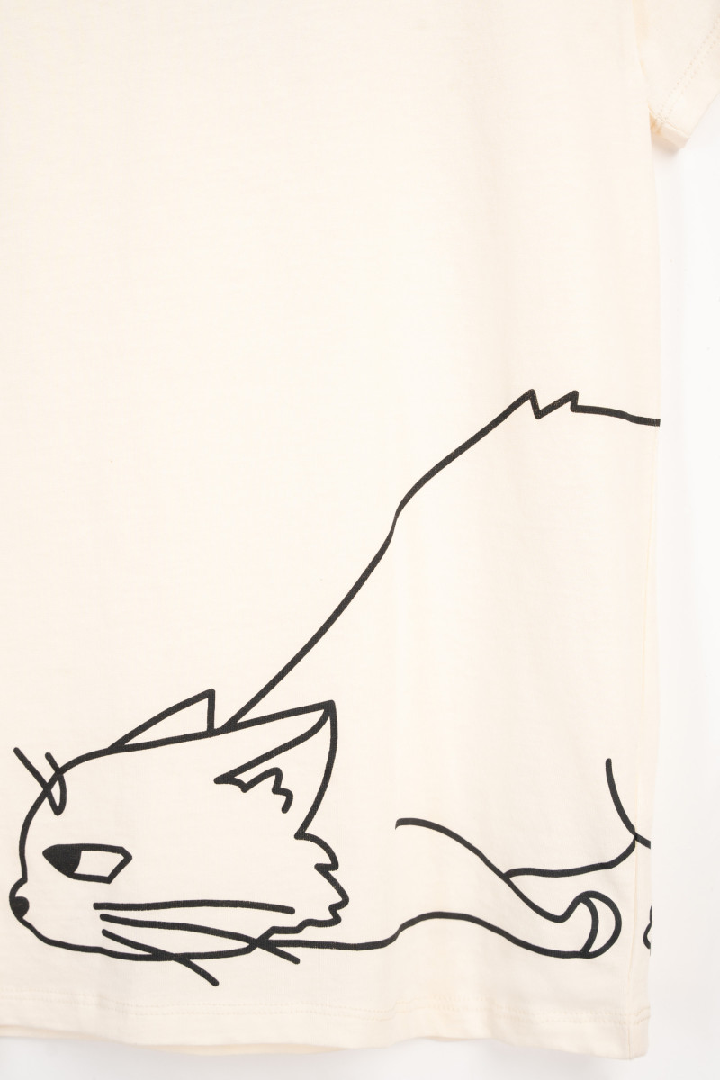 Beżowy t-shirt z autorską grafiką z przodu