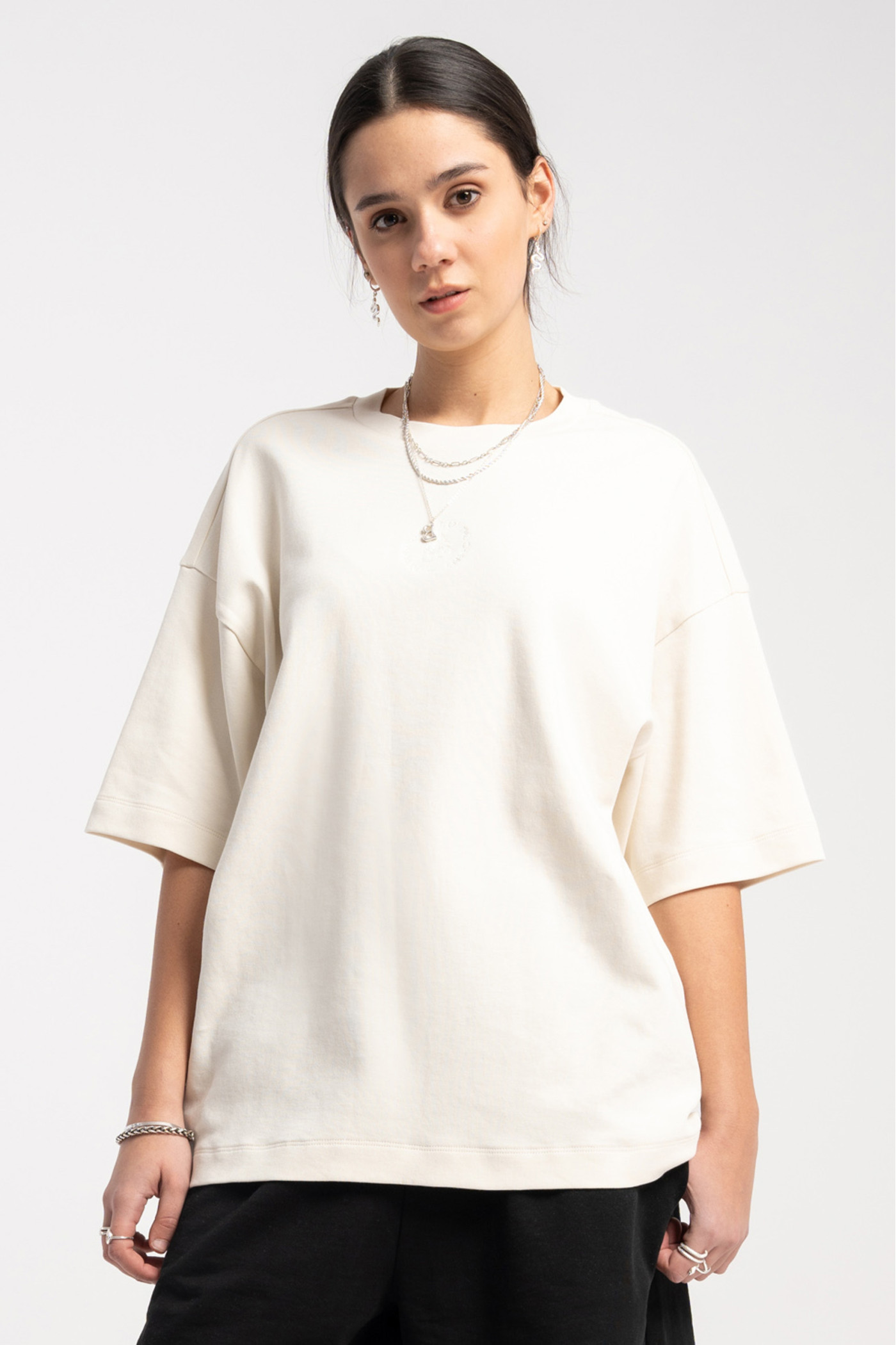 Kremowy t-shirt z minimalistycznym haftem z przodu