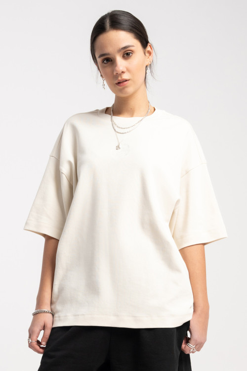Kremowy t-shirt z minimalistycznym haftem z przodu