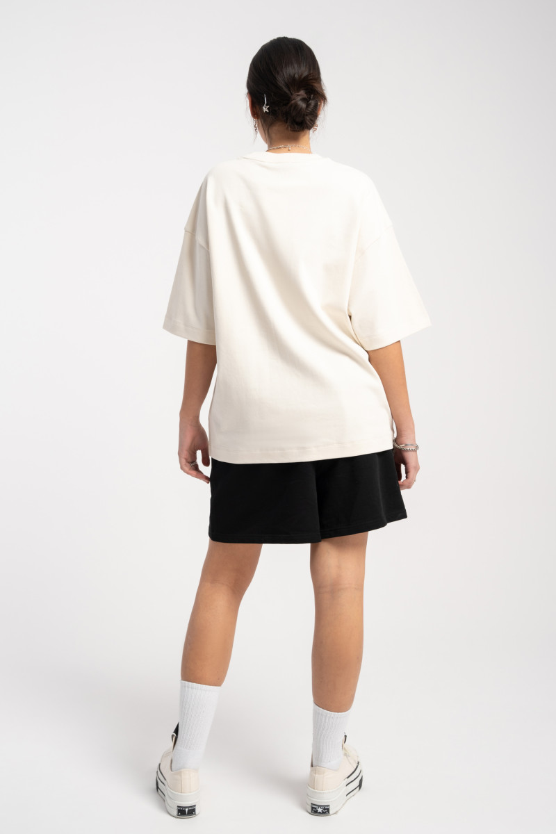 Kremowy t-shirt z minimalistycznym haftem z przodu