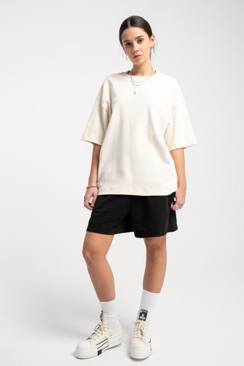 Kremowy t-shirt z minimalistycznym haftem z przodu
