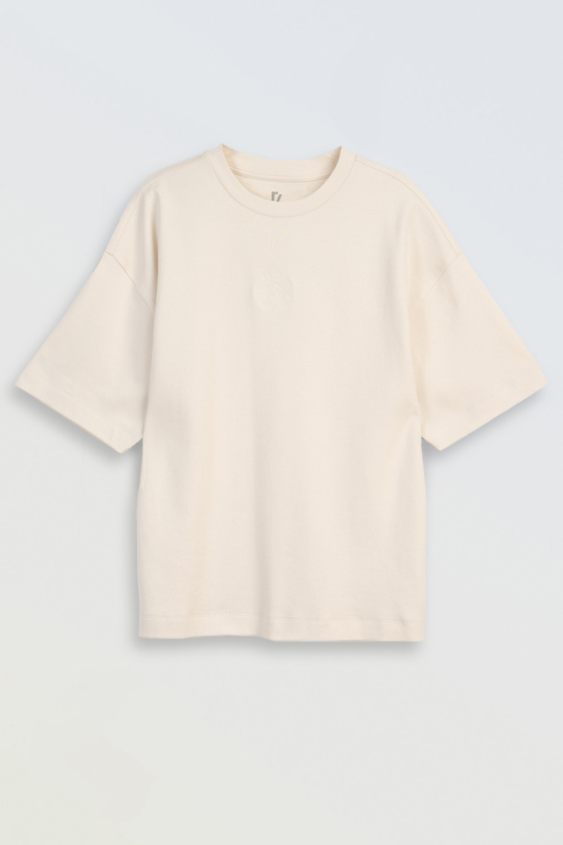 Kremowy t-shirt z minimalistycznym haftem z przodu