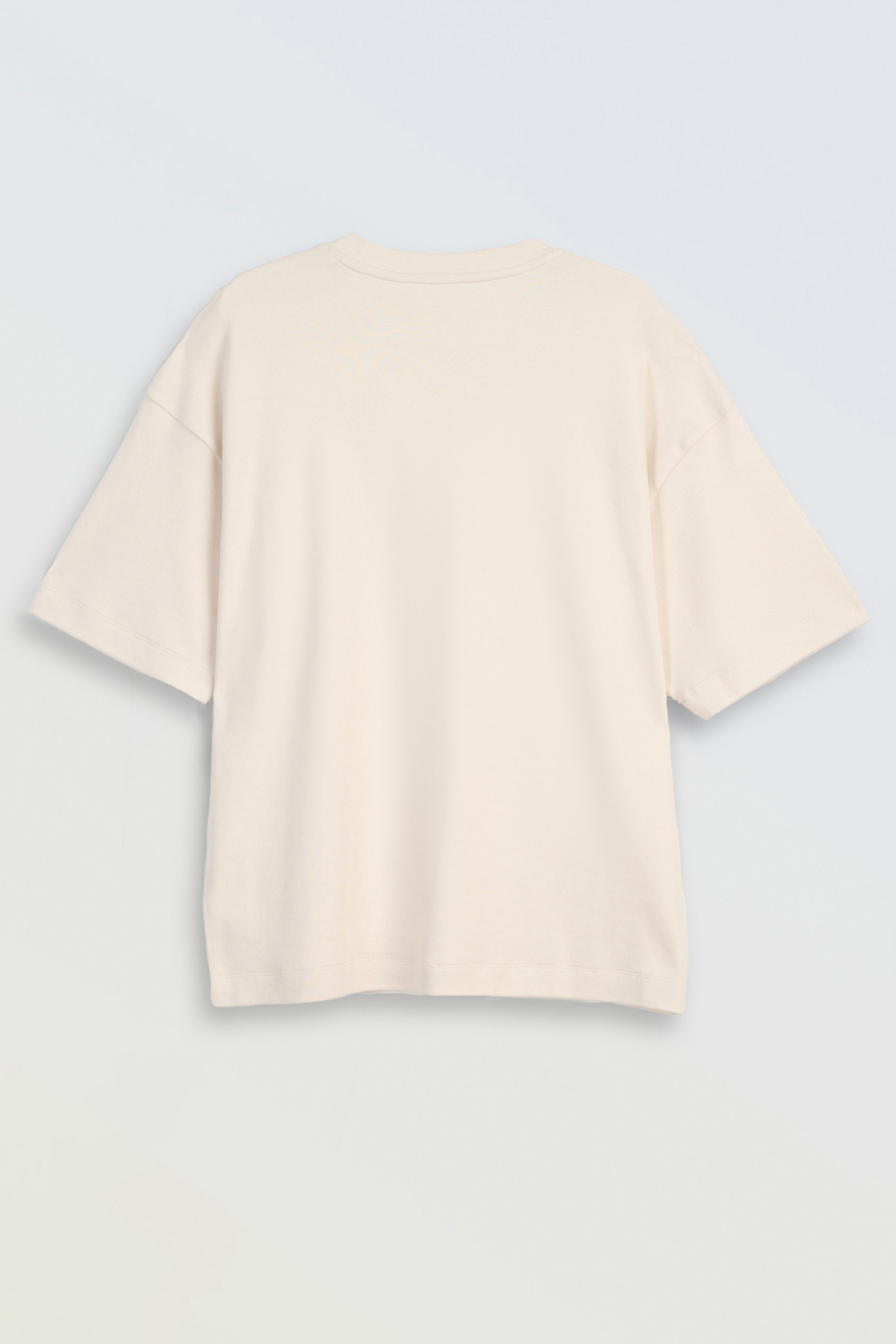 Kremowy t-shirt z minimalistycznym haftem z przodu